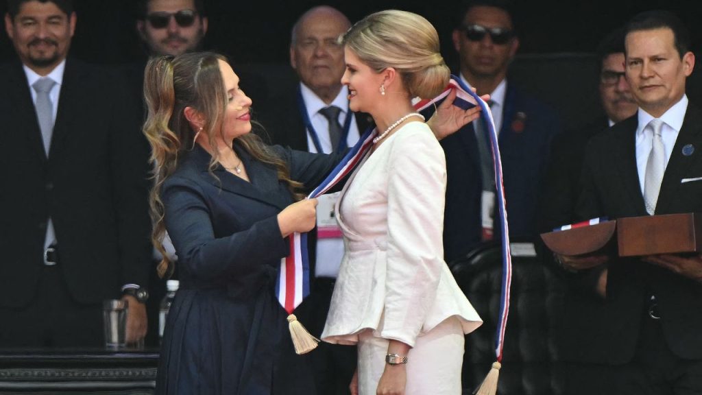 Foto de Laura Fernández en su toma de posesión