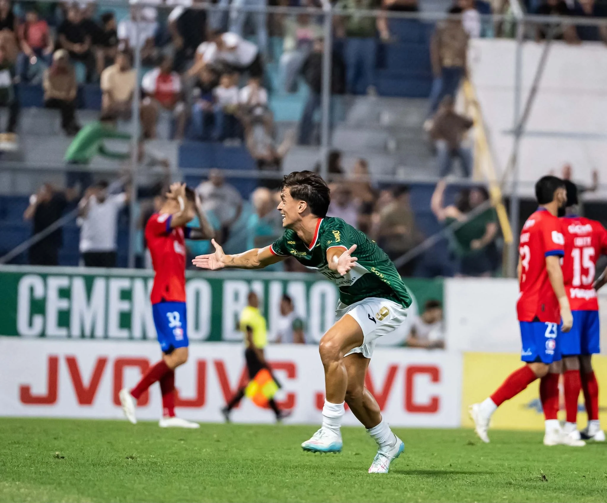 Jugador de Marathón celebrando triunfo ante Olimpia 