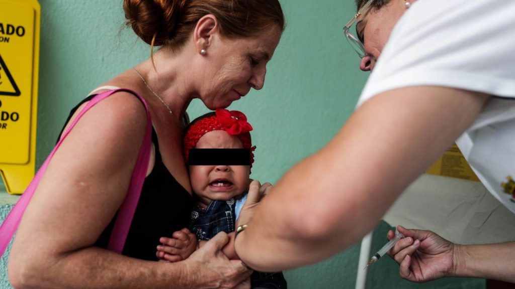  Madre y su bebé al ser inmunizada con una vacuna hexavalente.