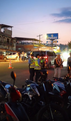 Agentes decomisando motocicletas
