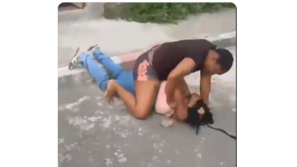 Mujer agrediendo a la supuesta amante de su esposo.