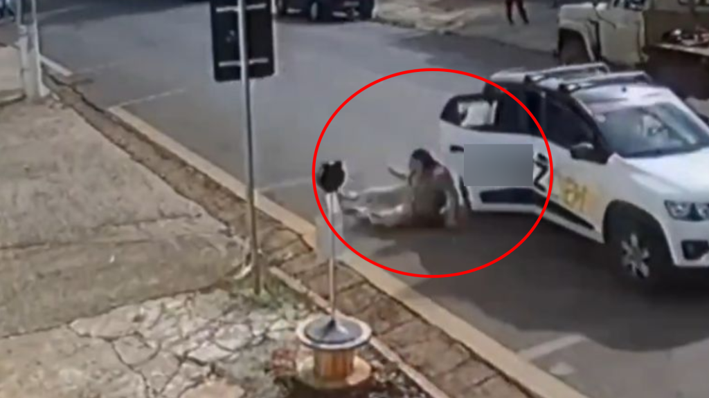 Mujer tirada en el calle tras lanzarse de taxi.
