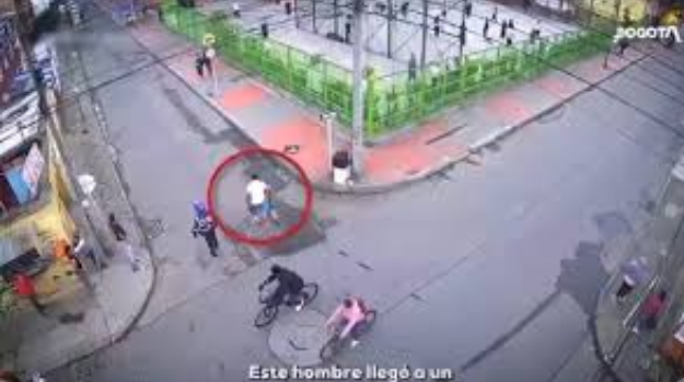 Momento en que el hombre llegó al colegio.
