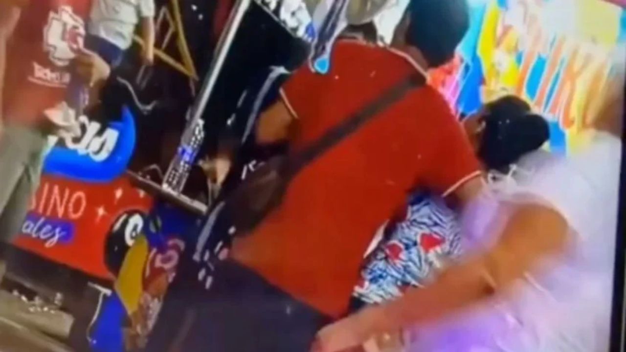 Imagen de Video: Captan a hombre tocando indebidamente a menor mientras abraza a la madre