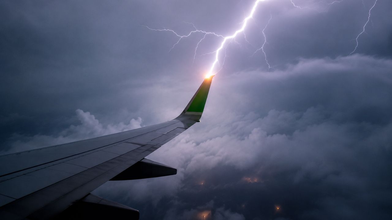 Imagen de Captan impactante momento en que un rayo golpea ala de un avión en pleno vuelo