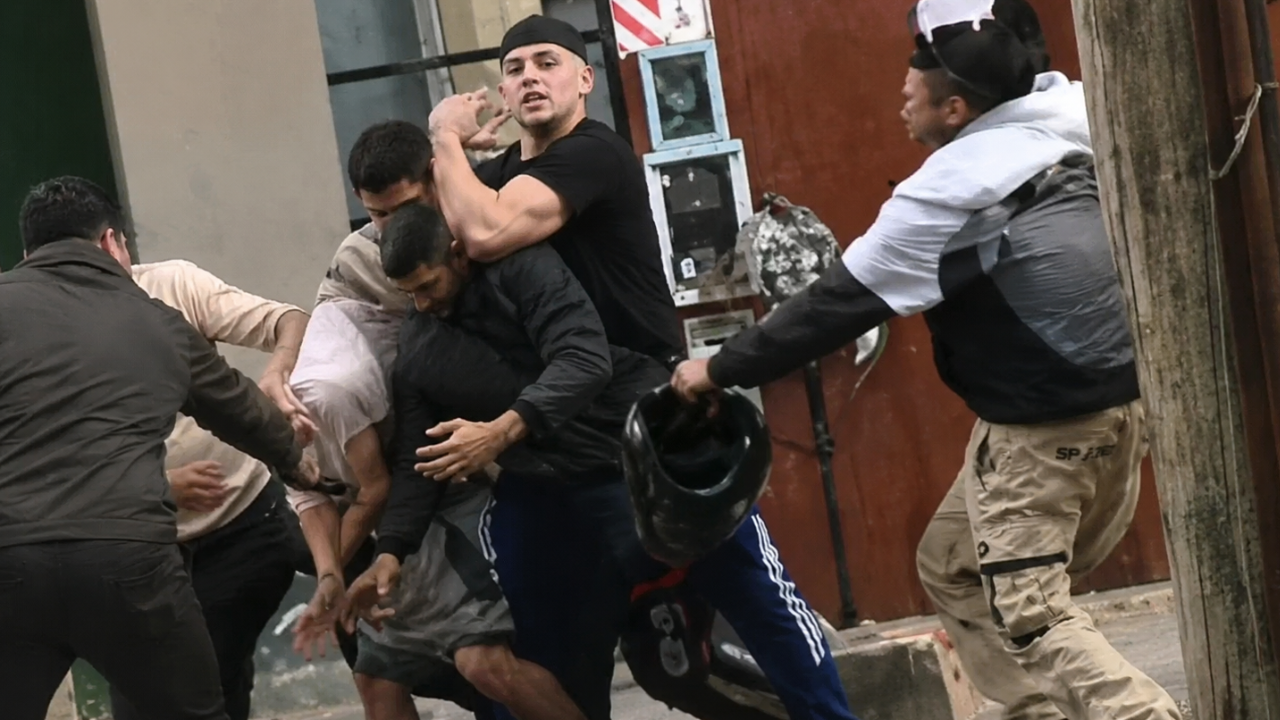 Imagen de Captan momento en que vecinos detienen a ladrón y lo entregan a la policía