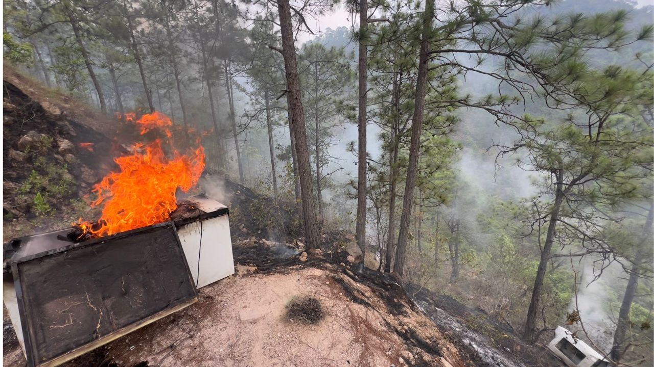 Imagen de Bomberos sofocaban incendio y encuentran tres cuerpos carbonizados en El Cimarrón
