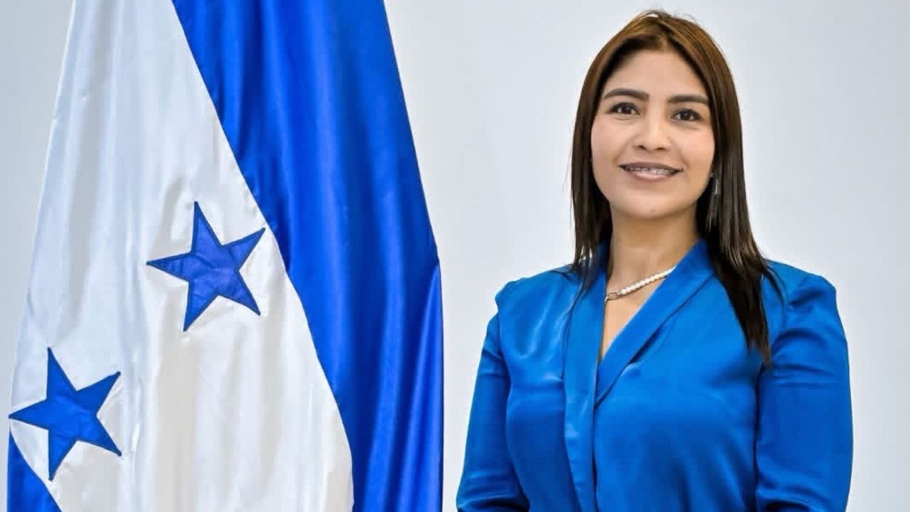 Directora de Educación en Lempira se defiende tras exigir ser llamada 'Magíster' Imagen principal de Directora de Educación en Lempira se defiende tras exigir ser llamada 'Magíster'