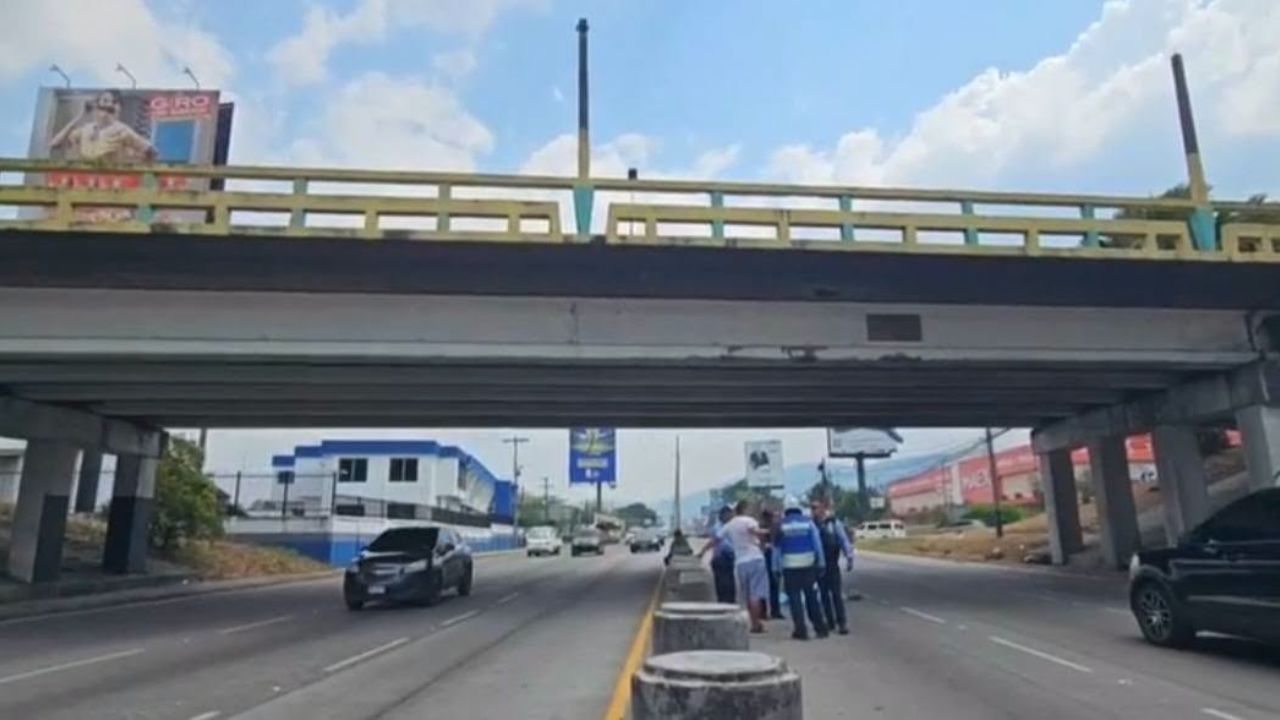 Indigente muere al caer de puente mientras robaba cableado en San Pedro Sula Imagen principal de Indigente muere al caer de puente mientras robaba cableado en San Pedro Sula