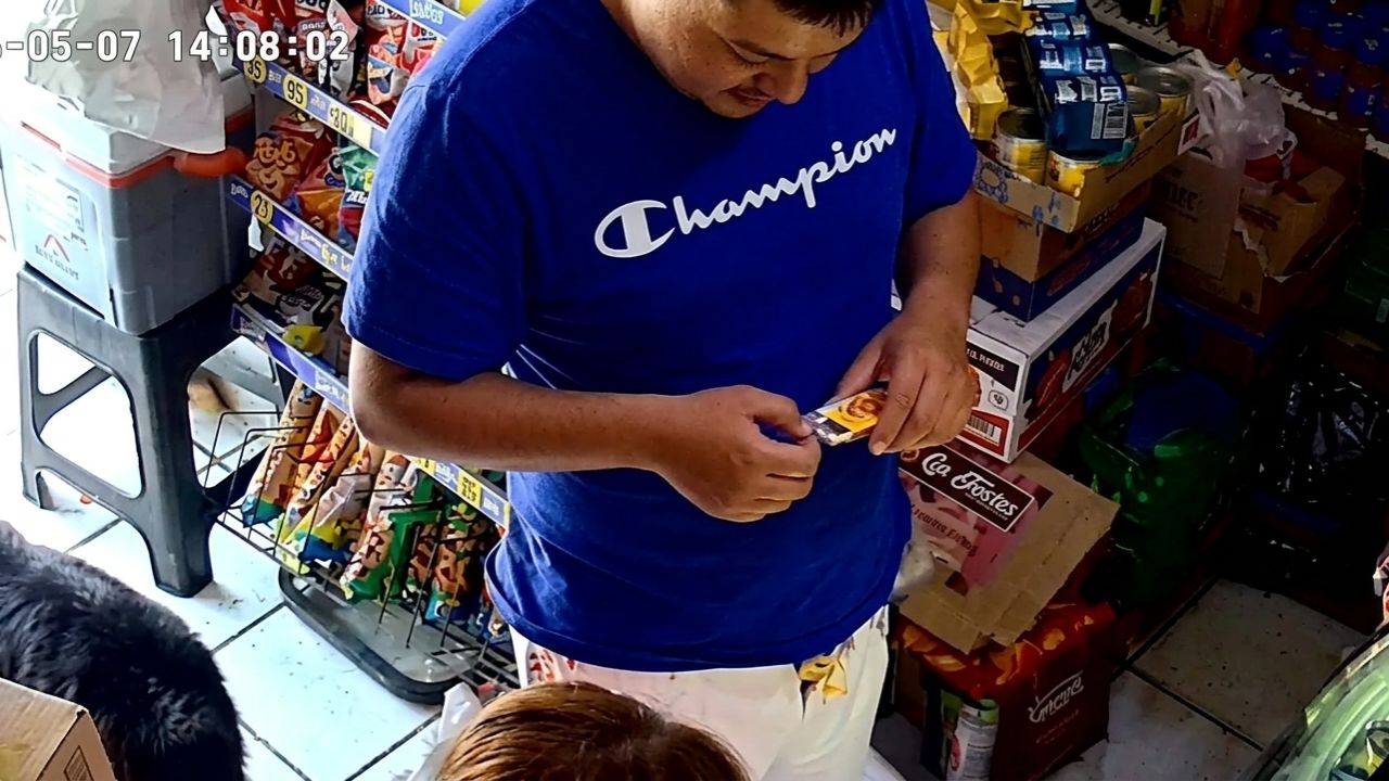 Imagen principal de Exponen en vídeo a hombre que tocó indebidamente a niña dentro de una tienda