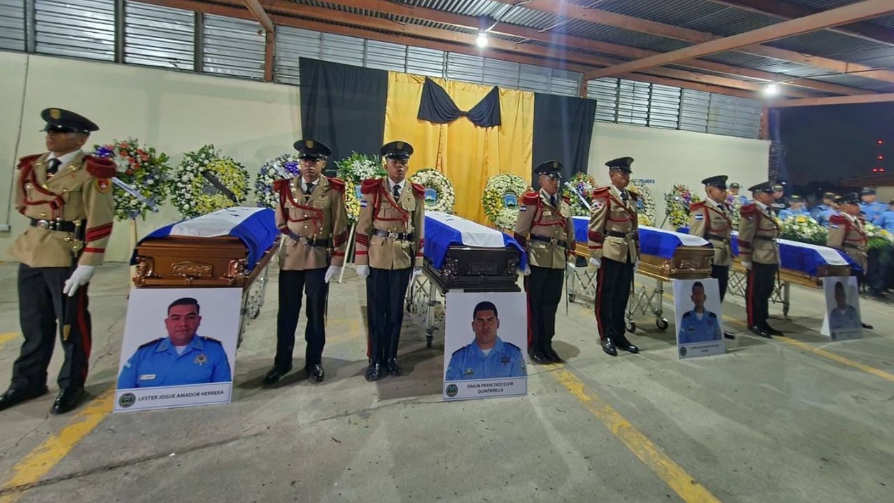 'Corinto fue testigo de su valor': honran a policías fallecidos en enfrentamiento Imagen principal de 'Corinto fue testigo de su valor': honran a policías fallecidos en enfrentamiento
