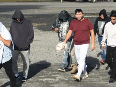 Imagen de ICE busca imponer multas de 18 mil dólares a migrantes con orden de deportación