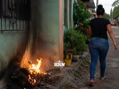 Imagen de Capturan a mujer acusada de intentar incendiar casa de su vecina 'por enemistad'