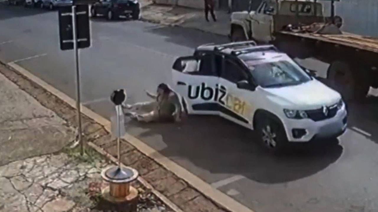 Video: Mujer abre la puerta de taxi en movimiento y salta para no pagar Imagen principal de Video: Mujer abre la puerta de taxi en movimiento y salta para no pagar