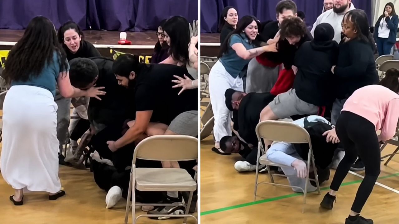 Video: Padres se van a los golpes durante graduación de kínder Imagen principal de Video: Padres se van a los golpes durante graduación de kínder