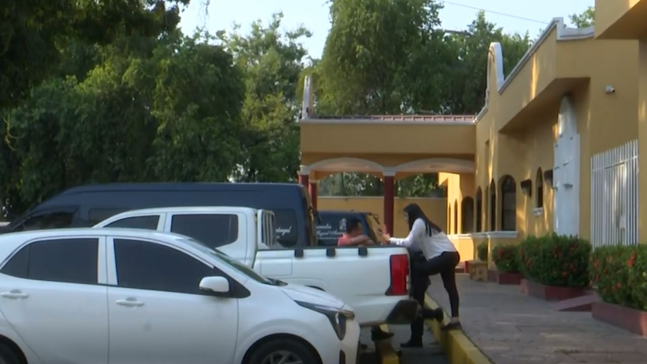 Imagen de Retiran de la morgue cuerpos de policías abatidos en enfrentamiento en Corinto