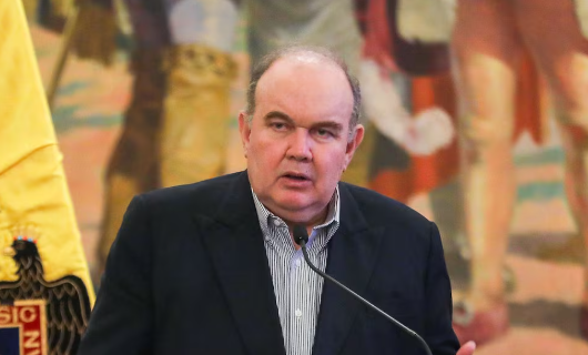 Rafael López Aliaga hablando
