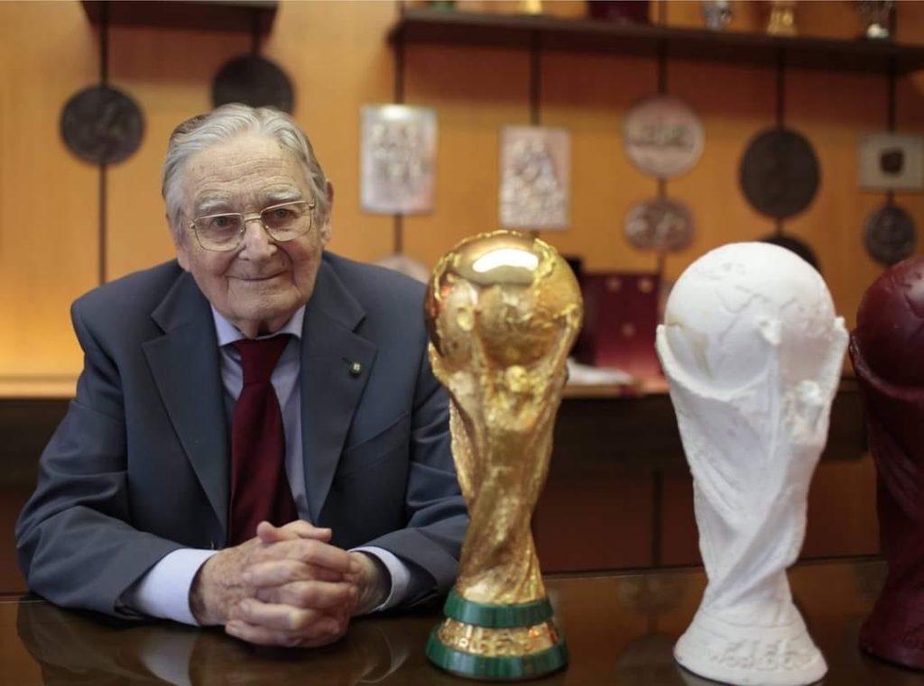 Silvio Gazzaniga, diseñador del trofeo de la Copa Mundial como se conoce en la actualidad.