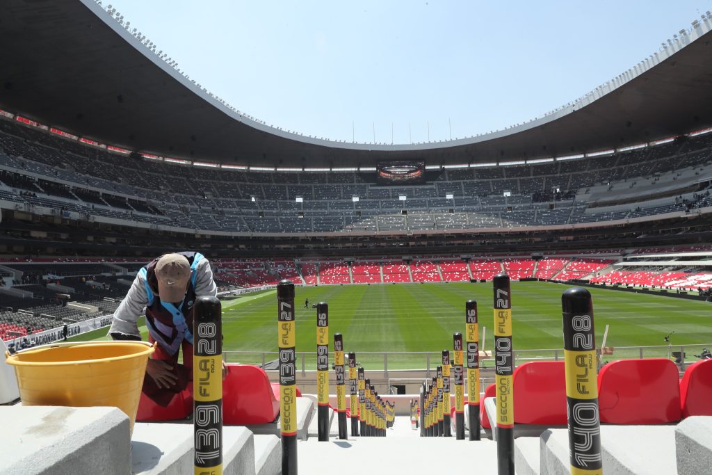 Todo listo para el comienzo del Mundial 2026. Un trabajador limpia el interior del Estadio Azteca (Banorte) en Ciudad de México (México).
