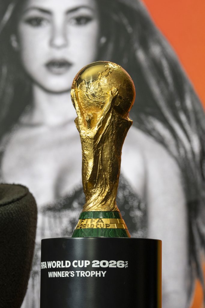 Fotografía que muestra el trofeo de la Copa Mundial de la FIFA 2026 en la presentación de los artistas que participarán en el espectáculo de la final en Nueva York (Estados Unidos), entre ellos la colombiana Shakira.