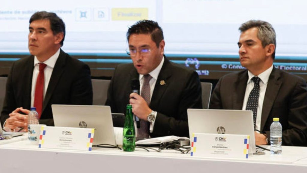 Foto del momento donde el CNE proclama a Abelardo De la Espriella presidente electo de Colombia