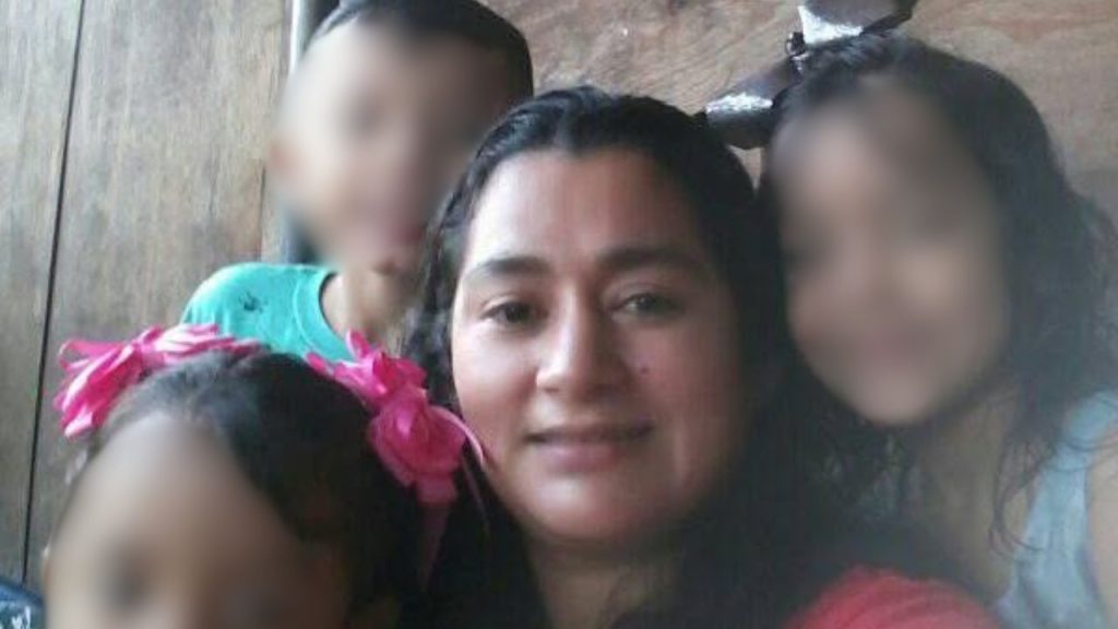 Una foto de la joven