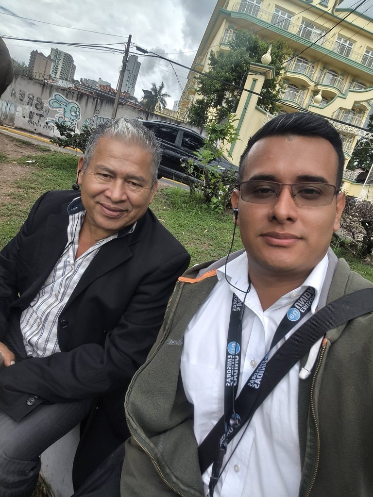 Gustavo Ramos con su hijo, el periodista Olvin Funes.