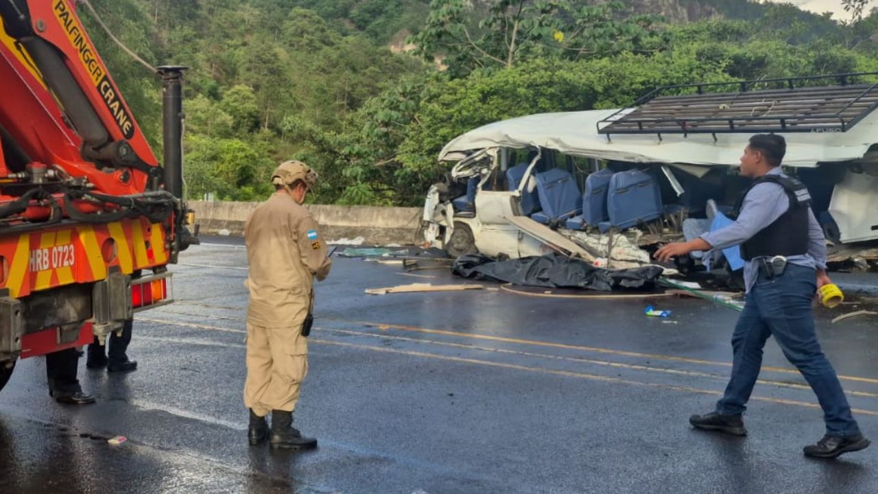 Nuevo giro: esto sucederá con chófer de grúa tras accidente que dejó 7 policías muertos Imagen principal de Nuevo giro: esto sucederá con chófer de grúa tras accidente que dejó 7 policías muertos