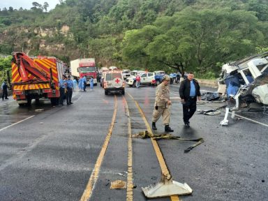 Imagen de Revelan nombres de víctimas e hipótesis de accidente en la Cuesta El Rodeo