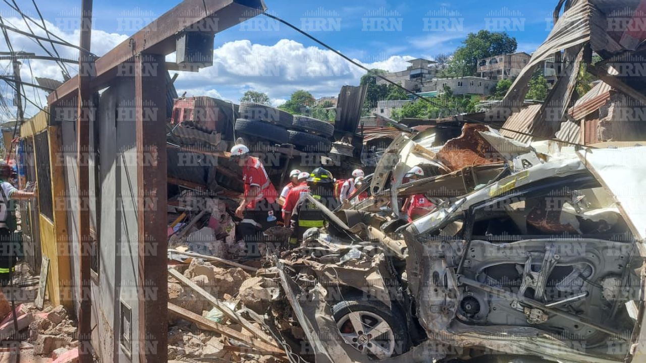 Imagen principal de Accidente en Villa Nueva: así quedaron las casas con la que chocó la volqueta