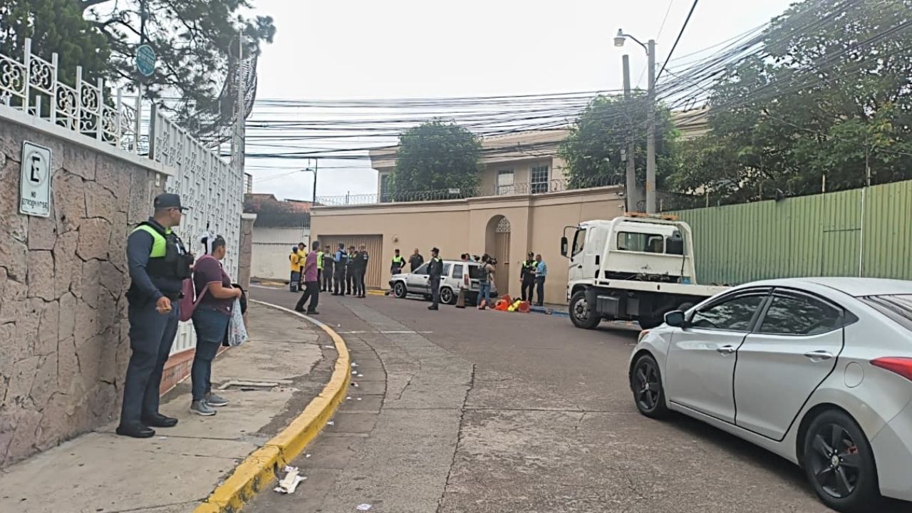 Imagen de ¿Le cobran por estacionarse? AMDC advierte que no se debe pagar en calles con bordillo azul