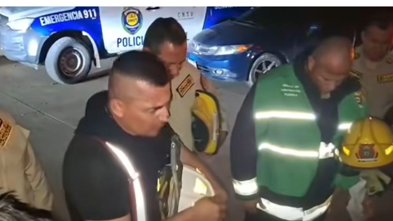 Imagen de 'Buen trabajo': bomberos oran tras extenuante jornada de rescate en Villa Nueva