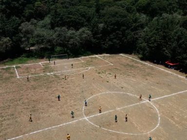 Imagen de Cancha de fútbol resiste dentro de un antiguo volcán en el sur de Ciudad de México