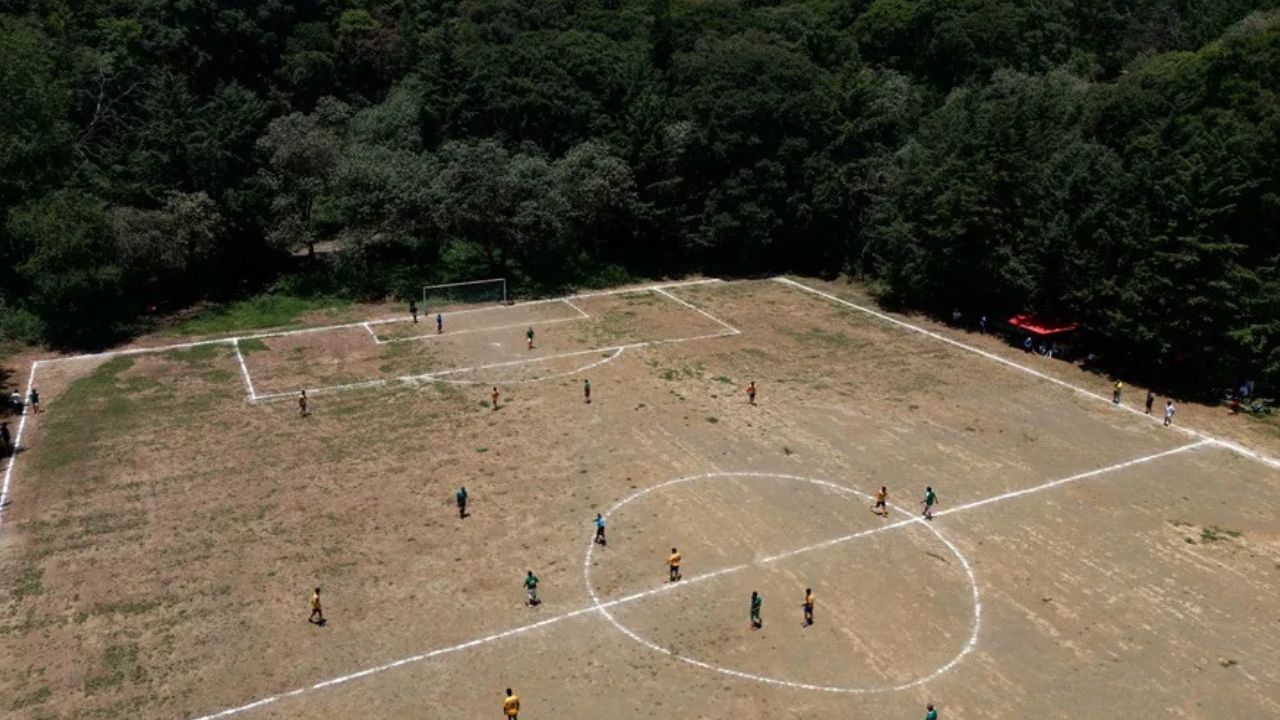 Cancha de fútbol resiste dentro de un antiguo volcán en el sur de Ciudad de México Imagen principal de Cancha de fútbol resiste dentro de un antiguo volcán en el sur de Ciudad de México