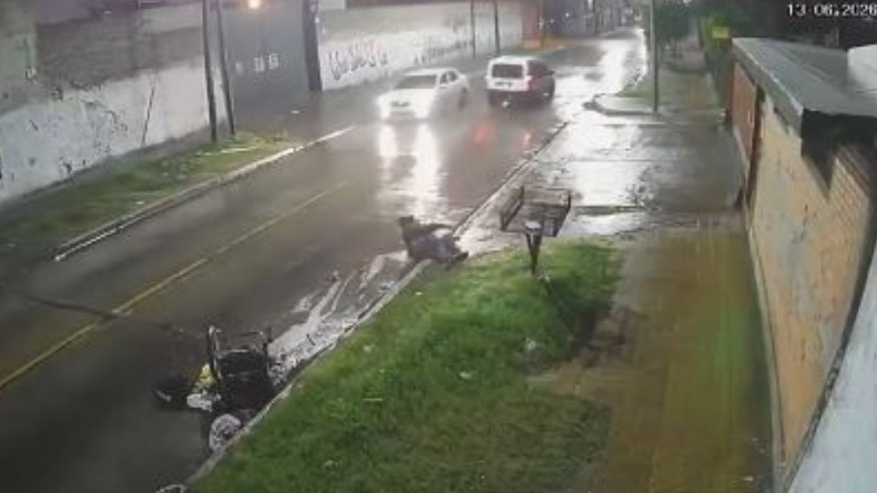 VIDEO: Camioneta arrolla a vendedor ambulante en silla de ruedas Imagen principal de VIDEO: Camioneta arrolla a vendedor ambulante en silla de ruedas