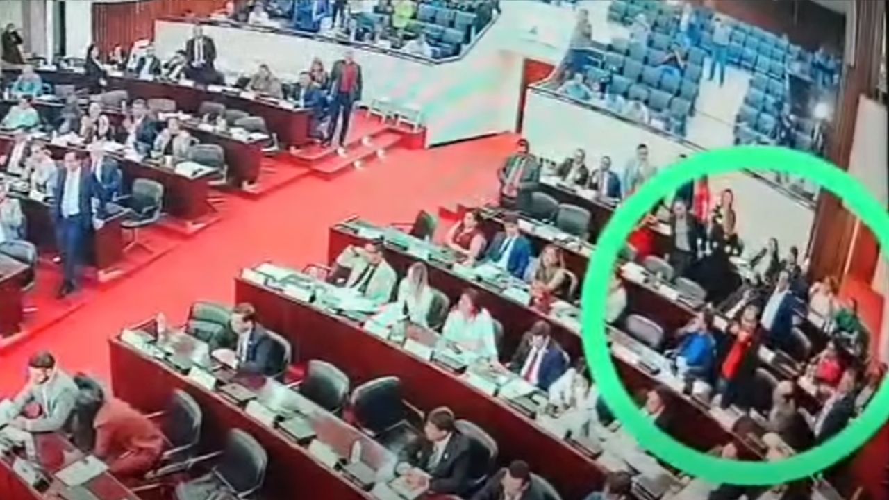 Este es el diputado hondureño al que se le deducirá su salario por lanzar una botella Imagen principal de Este es el diputado hondureño al que se le deducirá su salario por lanzar una botella