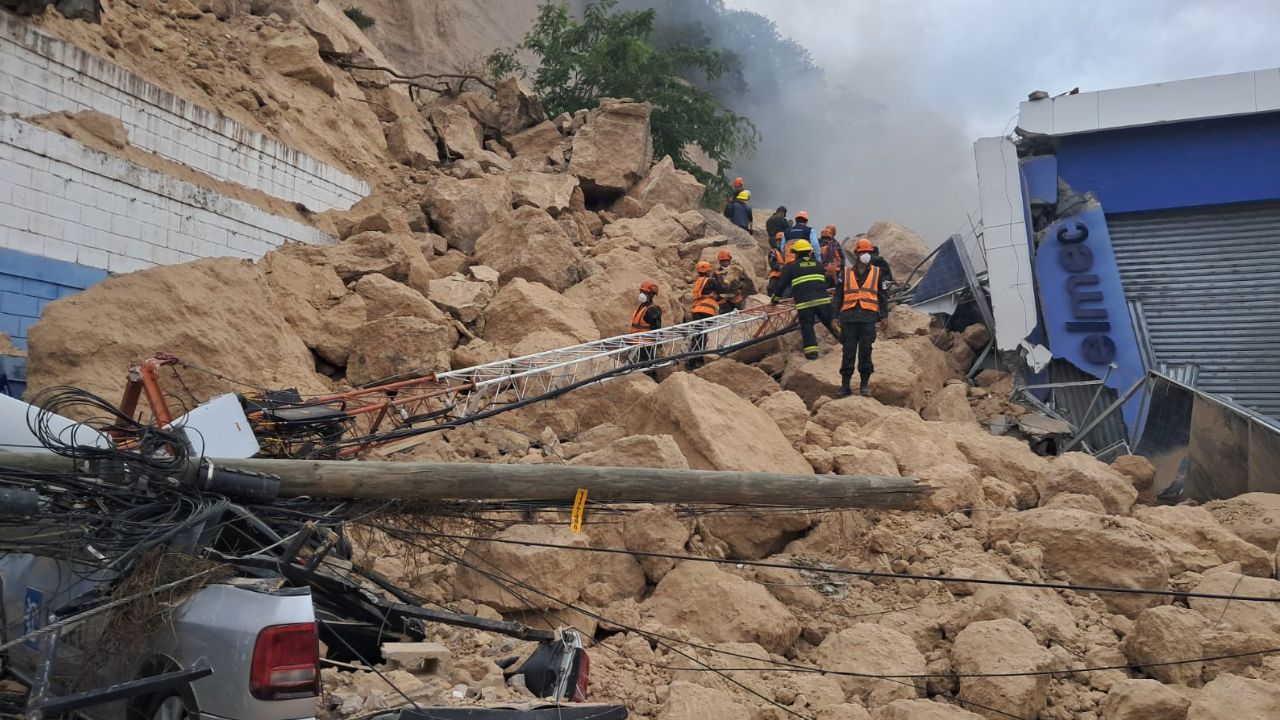 Bomberos buscan a cuatro personas entre escombros; no contestan llamadas Imagen principal de Bomberos buscan a cuatro personas entre escombros; no contestan llamadas