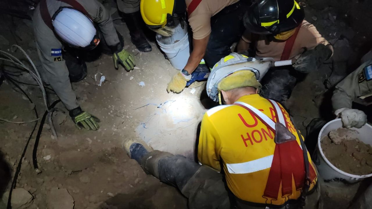 Derrumbe en anillo periférico: confirman hallazgo de una persona sin vida Imagen principal de Derrumbe en anillo periférico: confirman hallazgo de una persona sin vida
