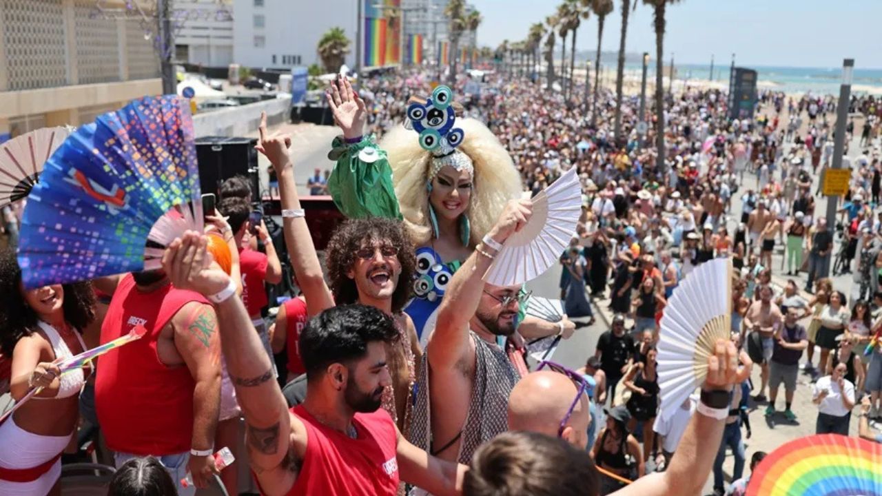 Más de 100 mil personas asistieron al desfile del orgullo LGTBI en Tel Aviv Imagen principal de Más de 100 mil personas asistieron al desfile del orgullo LGTBI en Tel Aviv