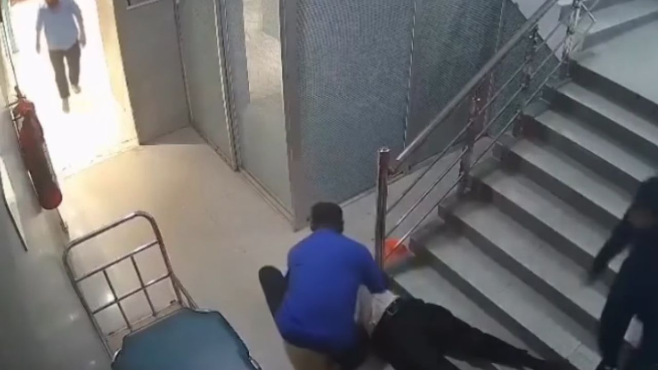 Trágica caída: Hombre muere al instante tras resbalarse y golpearse la cabeza Imagen principal de Trágica caída: Hombre muere al instante tras resbalarse y golpearse la cabeza
