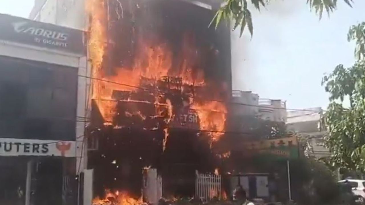 VIDEO SENSIBLE: Estudiantes se lanzan de edificio en llamas; escuela reporta 14 muertos Imagen principal de VIDEO SENSIBLE: Estudiantes se lanzan de edificio en llamas; escuela reporta 14 muertos