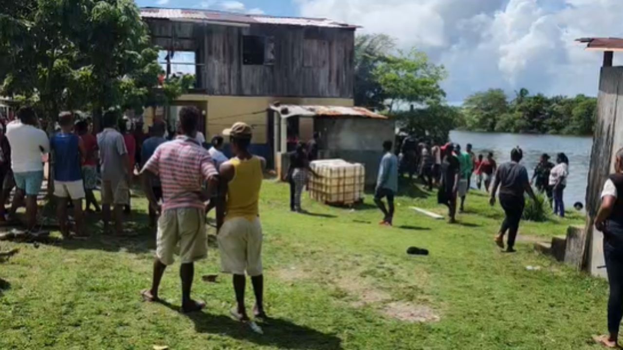 Indignación en Cauquira: vecinos dan golpiza a hombre señalado por matar a su esposa Imagen principal de Indignación en Cauquira: vecinos dan golpiza a hombre señalado por matar a su esposa