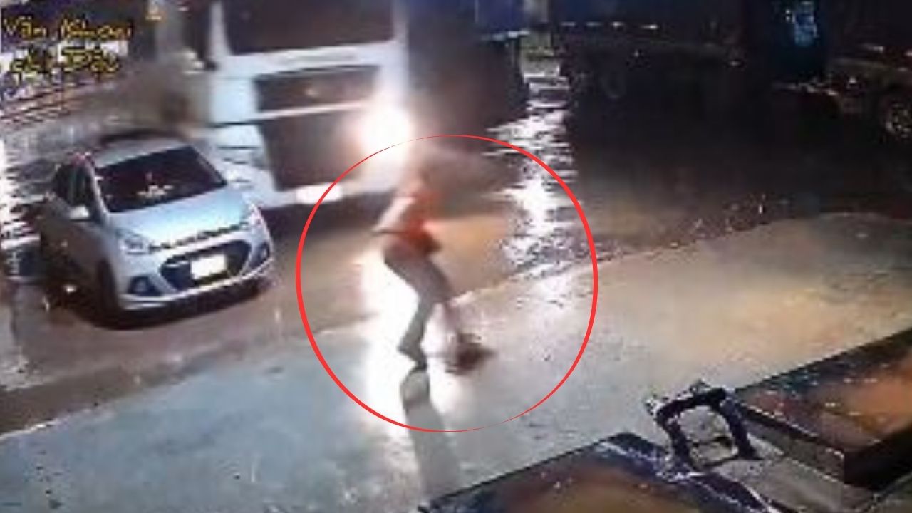 Video: Hombre en rastra destruye gasolinera, arrolla a su mujer y se prende fuego Imagen principal de Video: Hombre en rastra destruye gasolinera, arrolla a su mujer y se prende fuego
