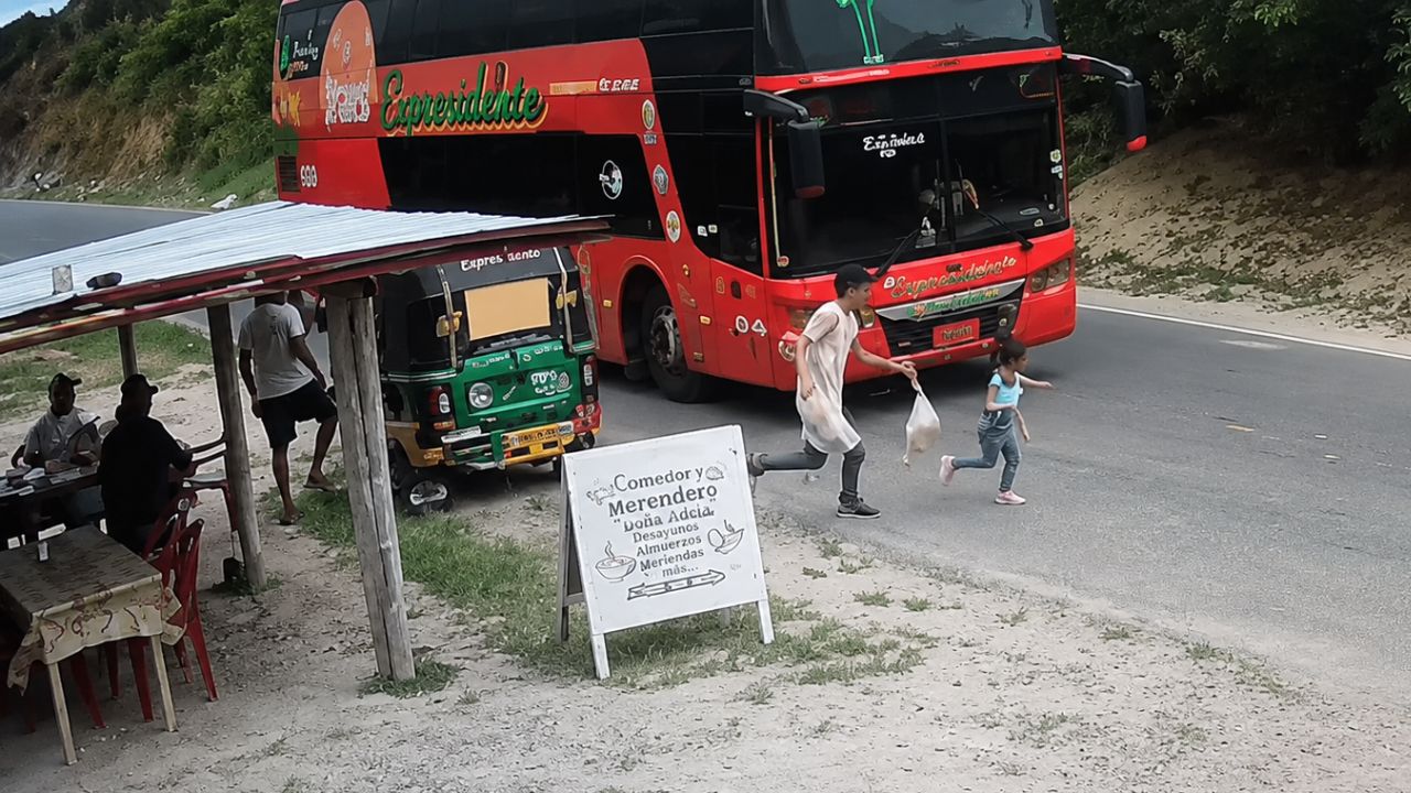 Imagen principal de Imágenes sensibles: Niña muere atropellada por un bus mientras huía de su madre