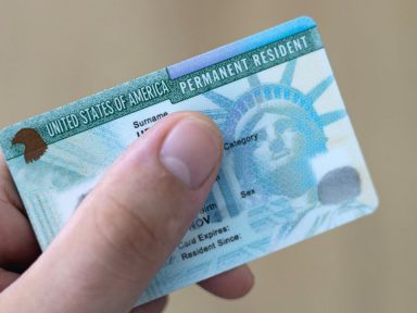 Imagen de ¿Busca la residencia en EEUU? Nueva regla de Trump podría obligarlo a salir del país