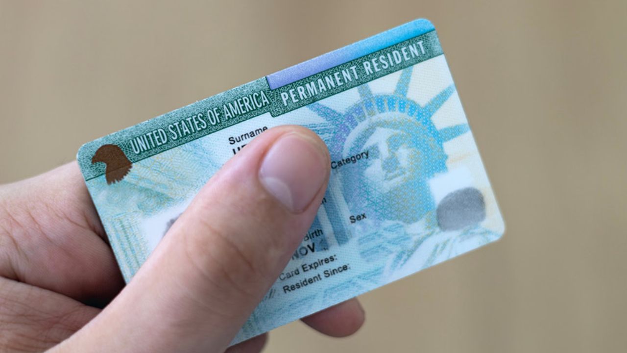 Imagen principal de ¿Busca la residencia en EEUU? Nueva regla de Trump podría obligarlo a salir del país