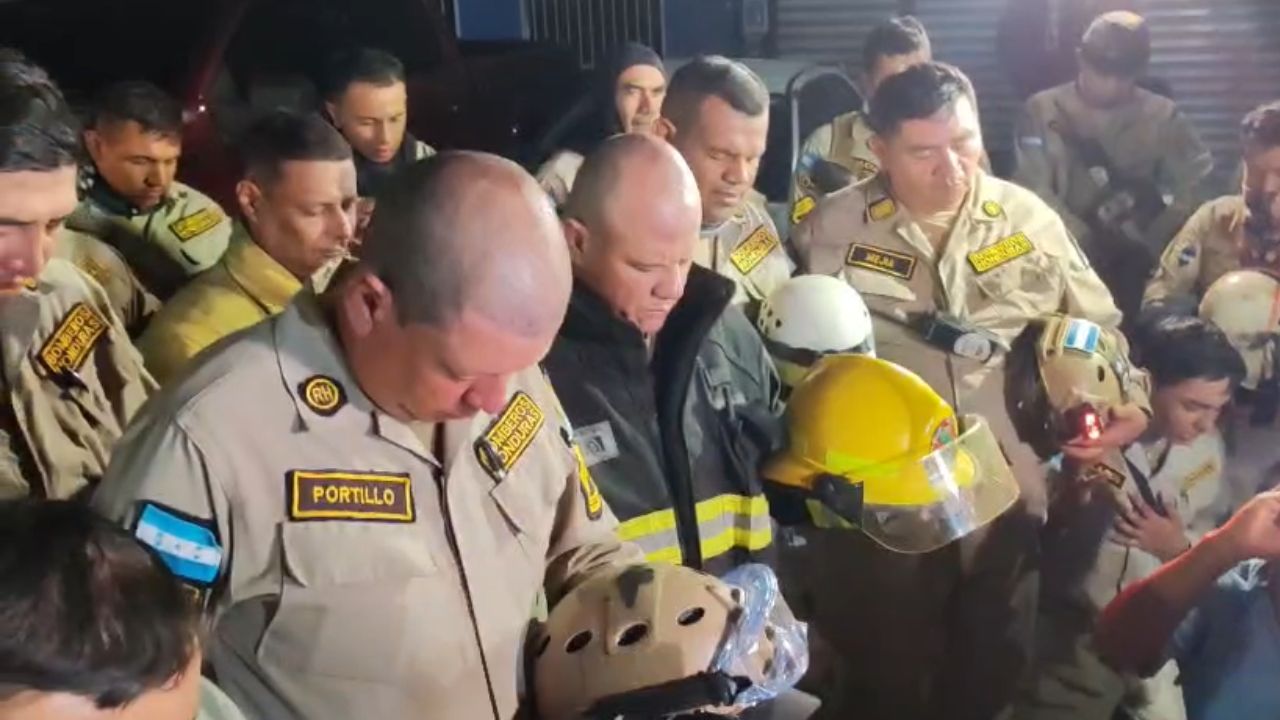 Imagen de Conmovidos, bomberos elevaron una oración al culminar la búsqueda en Loarque