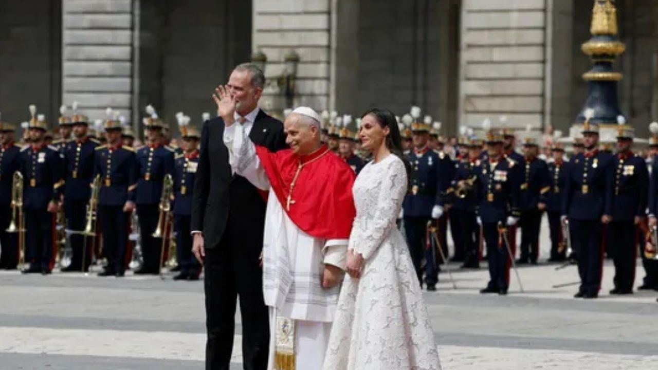 El papa pide acabar con las 'narrativas divisivas' en su primer día en España Imagen principal de El papa pide acabar con las 'narrativas divisivas' en su primer día en España