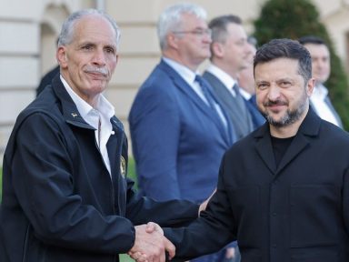Imagen de Asfura se reúne con Zelenski y rinde tributo a caídos en Ucrania durante histórica visita