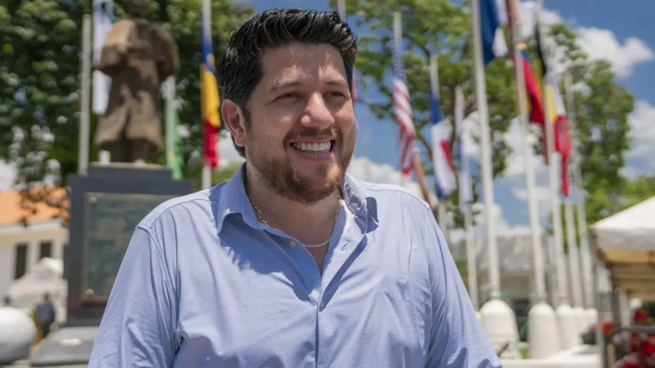 Dictan sobreseimiento provisional para Steve Fajardo, yerno de Roberto Contreras Imagen principal de Dictan sobreseimiento provisional para Steve Fajardo, yerno de Roberto Contreras